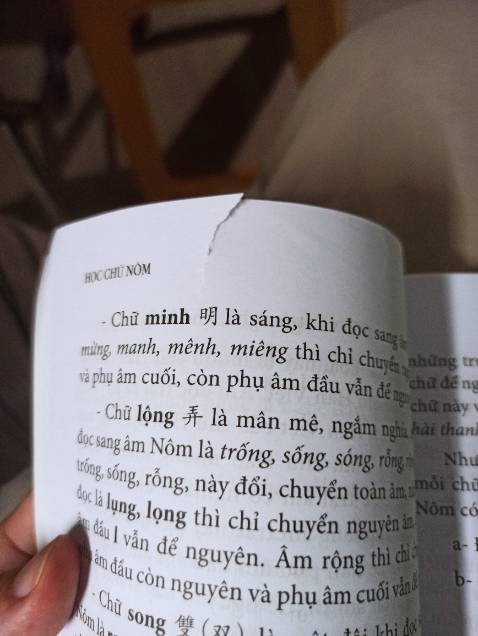 Sách bị rách như ai xé vậy, chưa đọc nội dung mà thấy cuốn sách vậy thiệt sự khó chịu