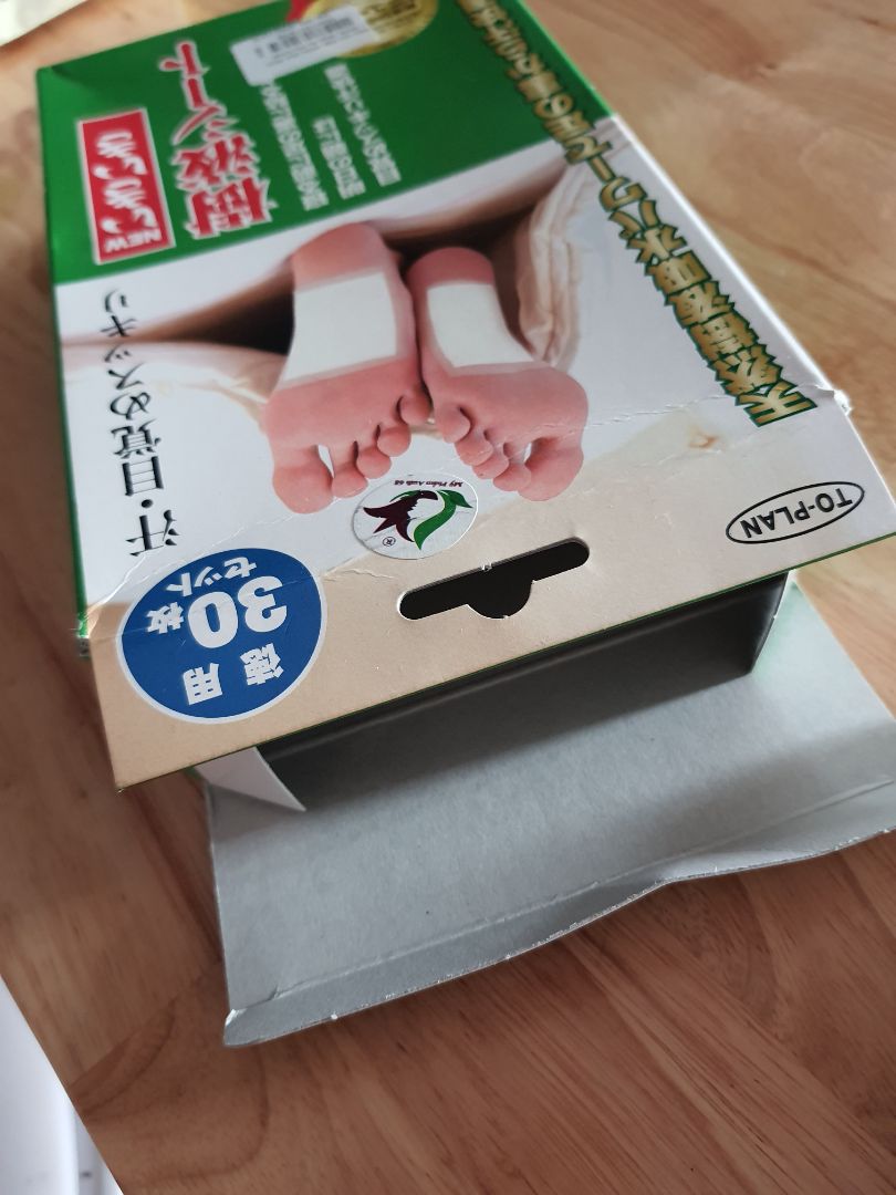 sản phẩm ko như quảng cáo, không có nhãn mác, không có miếng dính để dán vào chân, y như một gói hút ẩm và có mùi khó chịu, treo đầu dê bán thịt ***, *** khách hàng