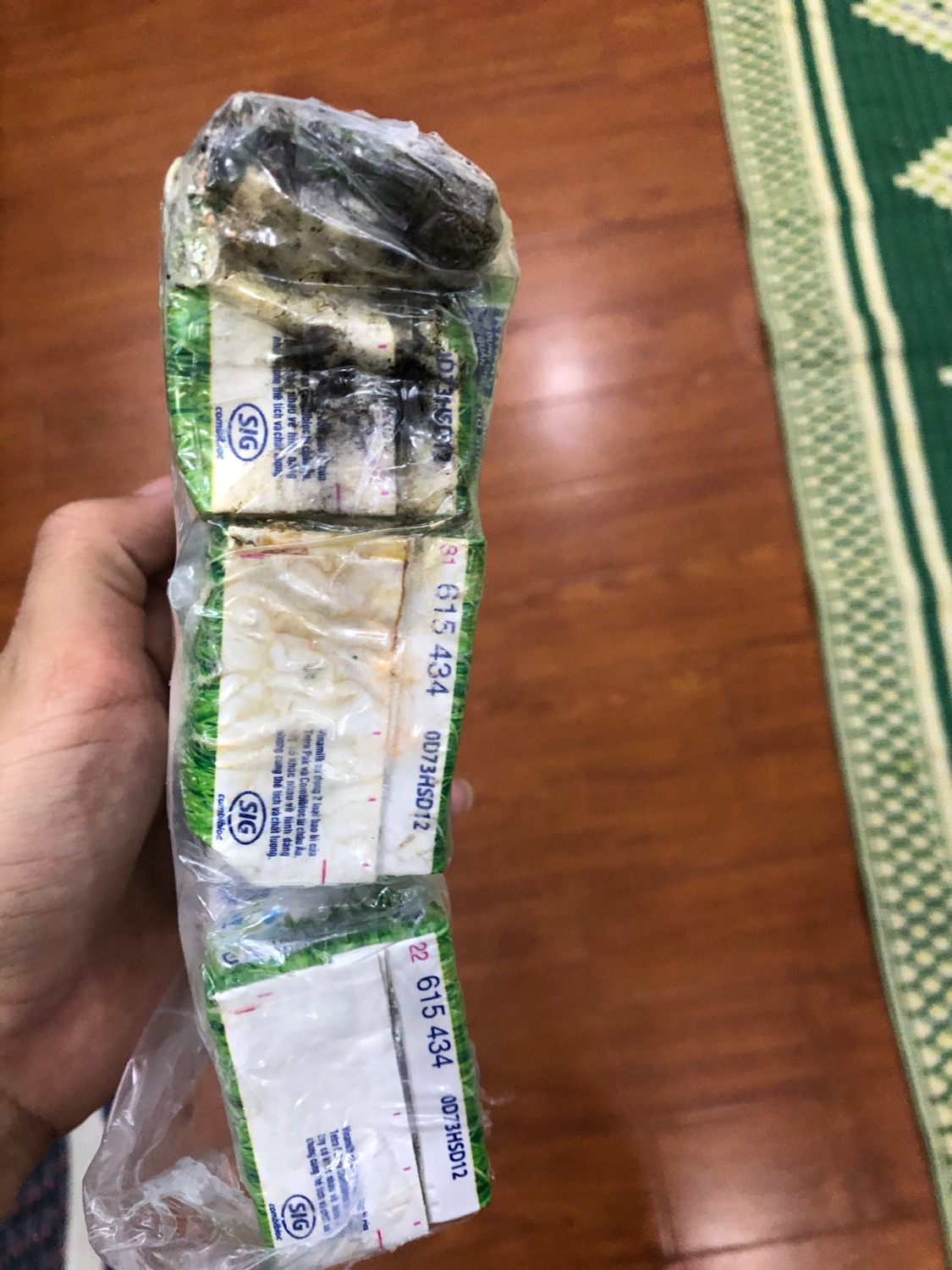 Một vài lốc sữa trong quá trình dùng khi lấy ra thấy bị đen ở đáy, không dám dùng. Không hiểu có vấn đề gì không, dù hạn vẫn ghi đến tháng 9/2020 và mình đã kiểm tra từ đầu.