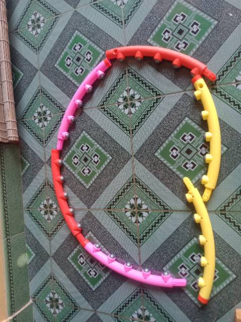 Hàng như hình, dễ lắp ráp, những cục tròn tròn bóp vào mềm nhưng khi lắc sẽ hơi đau khi lần đầu sử dụng. Nên mặc quần cạp cao dày dày, hoặc quần đùi áo thun phủ qua để ko đau. Ổn trong tầm giá.