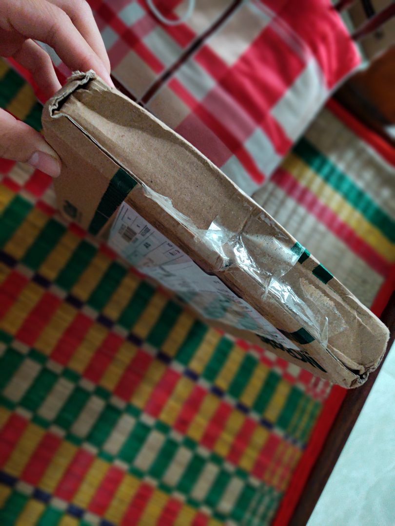 sách thì tốt đấy nhưng cách đóng gói lại có vấn đề
hộp đóng gói khá là ko chắc chắn khiến hộp bị méo mó trong quá trình vận chuyển dẫn đên việc sách có chút nhào
còn chất lượng thì giống như mau ngoài nhà sách thôi