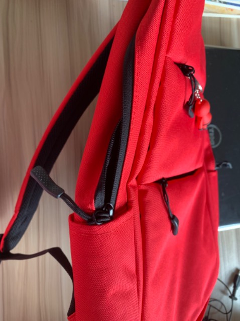 Hình là màu đỏ đô nhưng sản phẩm thực tế màu đỏ tươi, nhạt hơn hình. Vải và form cũng không được đứng như trong hình. Dùng thì tạm chấp nhận được. Giá tiền hơi cao so với chất lượng.