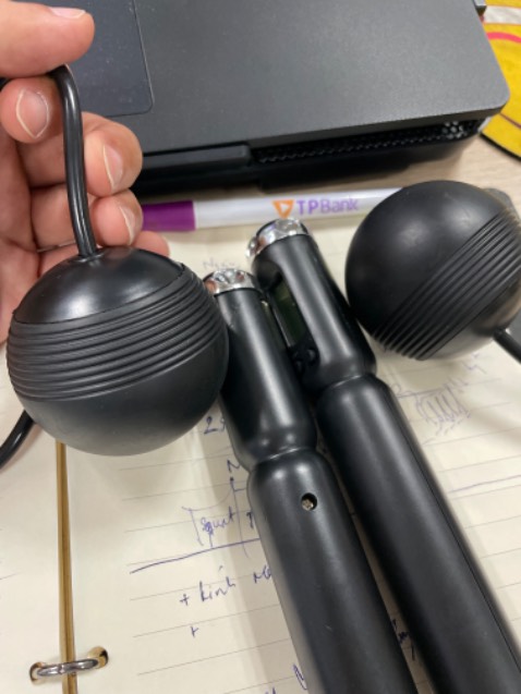 Giao sản phẩm không như ảnh trên Tiki, tay nắm bị trầy rõ sâu. Không có sách hướng dẫn. Nói chung kém