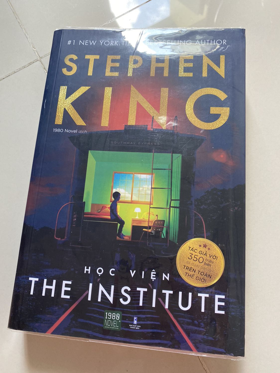 Đây là quyển mà mình mong chờ nhất, sách siêu đẹp, gói hàng cũng đẹp nữa. K bị móp méo như mấy đơn trước. Nội dung sách thì mình chưa đọc nhưng xem review thì có vẻ hay đấy. Sách mua được giá sale nữa, phải nói là không có gì để chê luôn ạ.