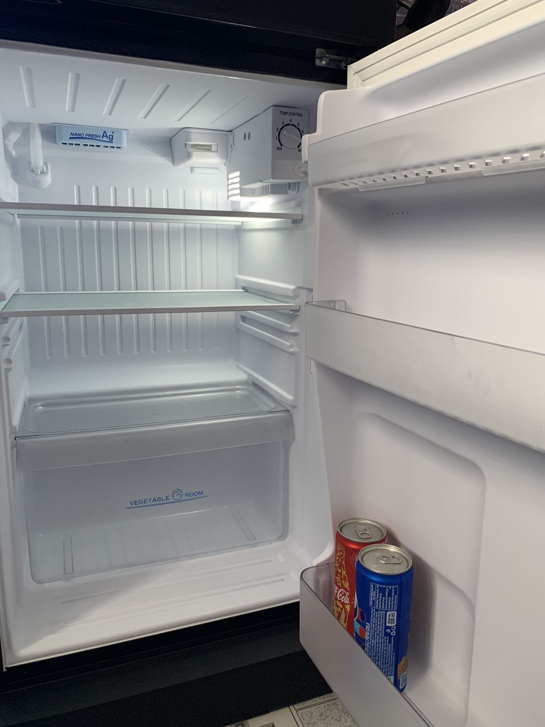 Tủ đẹp, cửa tủ chắc chắn. Ở trọ hay nhà nhỏ 1-2 người là hợp lý, dung tích vừa đủ. Nên mua e này (130L) hơn là loại inverter (208L trở lên) để ít tốn điện hơn nếu nhu cầu sử dụng không nhiều