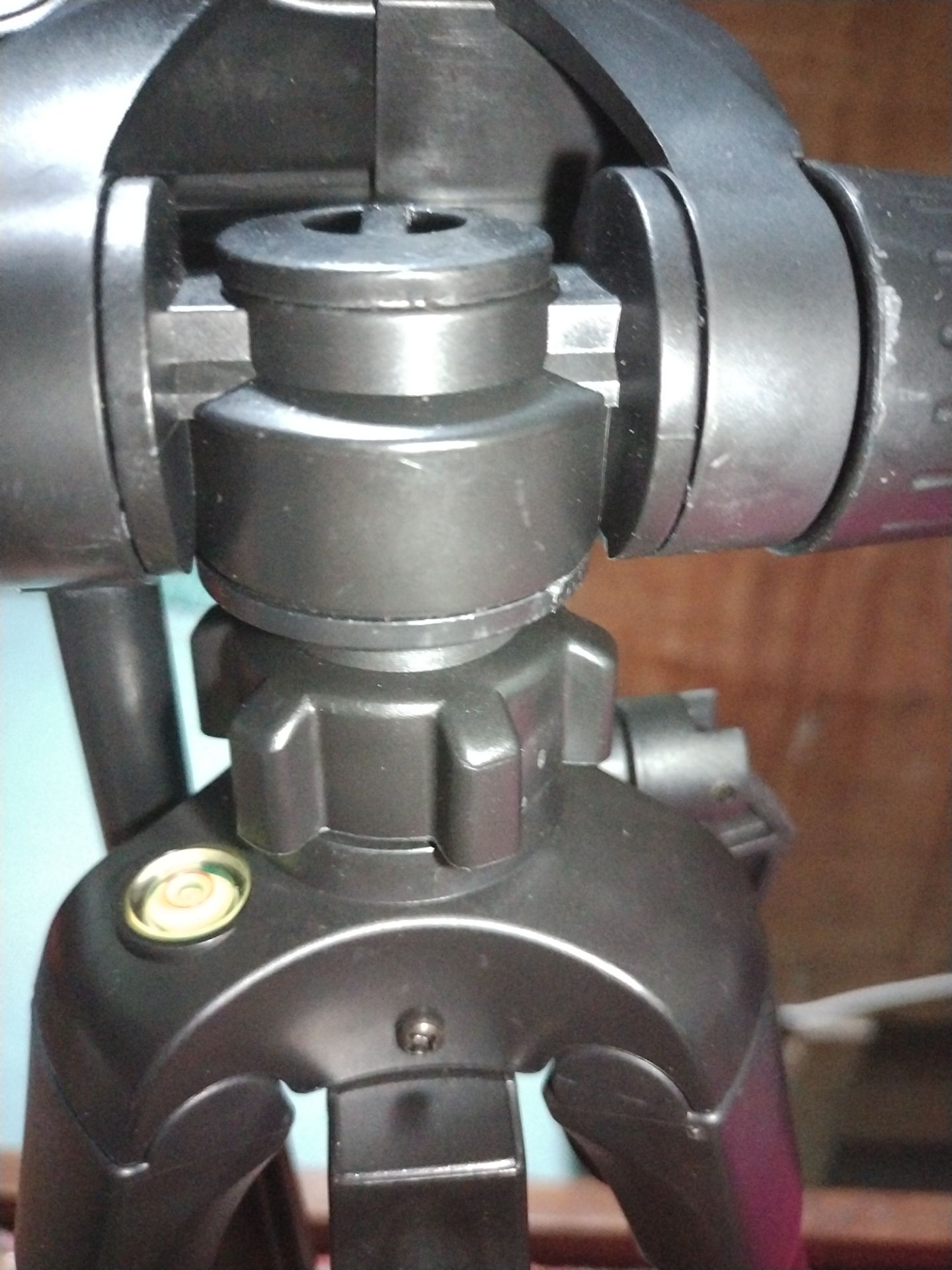 Chân máy khá ổn và cứng cáp nhưng vẫn phải cẩn thận khi dùng ở chiều cao tối đa với dòng máy DSLR. Vì có 2 thước thủy nên cũng dễ kiểm soát cân bằng hơn. 1 điểm trừ là mình không biết do công tác bảo quản của cửa hàng hay do quá trình vận chuyển mà sản phẩm mình nhận được bị trầy xước vài chỗ.