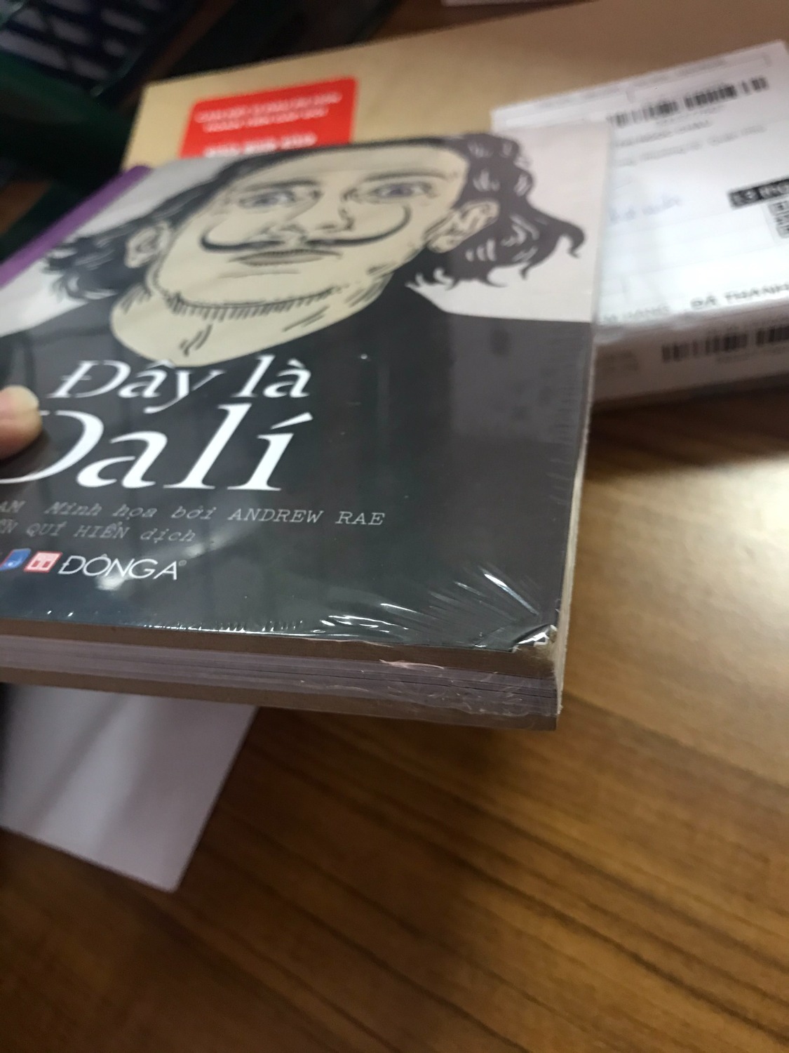 Hi Tiki Team,
Mình đặt hàng ngày 12/10 và nhận được sách vào ngày 13/10. Giao hàng rất nhanh tuy nhiên sách giao bị móp góc và bung nhẹ góc như bên dưới.
Mình muốn đổi lại sách không bị móp góc, nhờ team Tiki liên hệ với mình nhé.
Thank you.