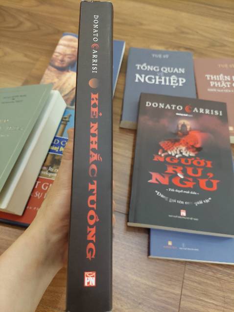 Vụ giết người hàng loạt, thủ phạm dường như luôn đi trước cảnh sát một bước cố tình tạo dựng hiện trường cho các phân cảnh tội ác khác nhau như để thách thức lực lượng cảnh sát. Lần lượt các phân cảnh kết thúc với hung thủ phải đền tội nhưng bản thân hắn cũng chỉ là kẻ bị thao túng. Vở kịch lên đến cao trào rồi cũng đến lúc tấm màn nhung được kéo xuống với bao sự thật được phơi bày. Nó đã kết thúc theo đúng ý đồ của đạo diễn. Một tác phẩm trinh thám hiện đại xuất sắc.