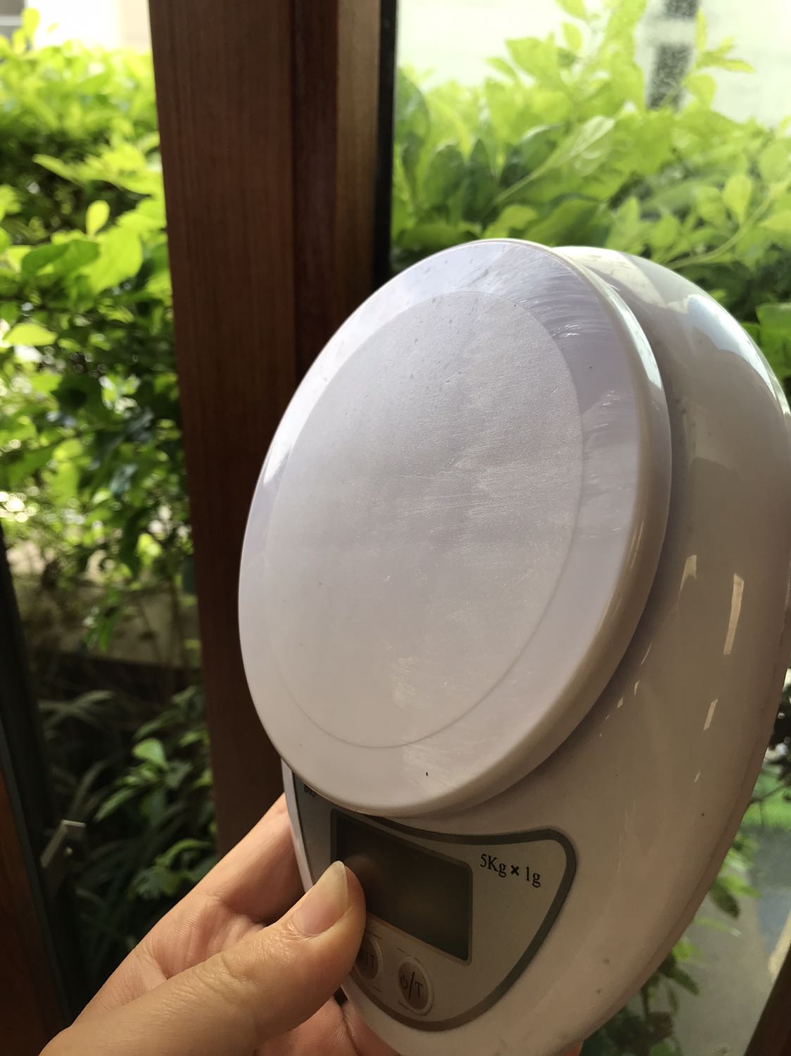 Cân giao xước cả mặt trên và mặt dưới, có nhiều vết bẩn giống như cân cũ . Không hài lòng