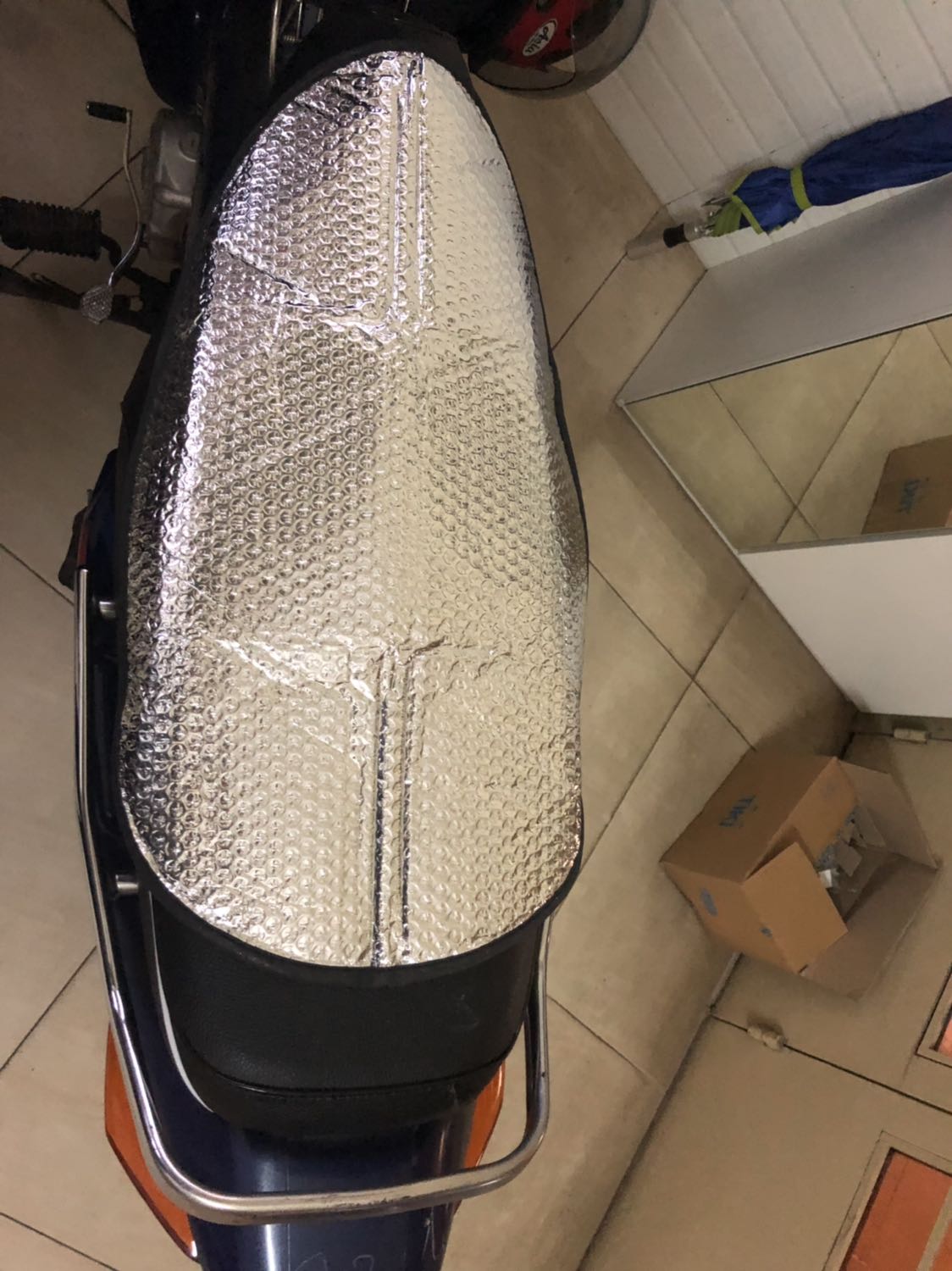 Thảm ngắn hơn yên xe, mình bọc để tránh mèo cào mà cũng không che được hết yên xe.