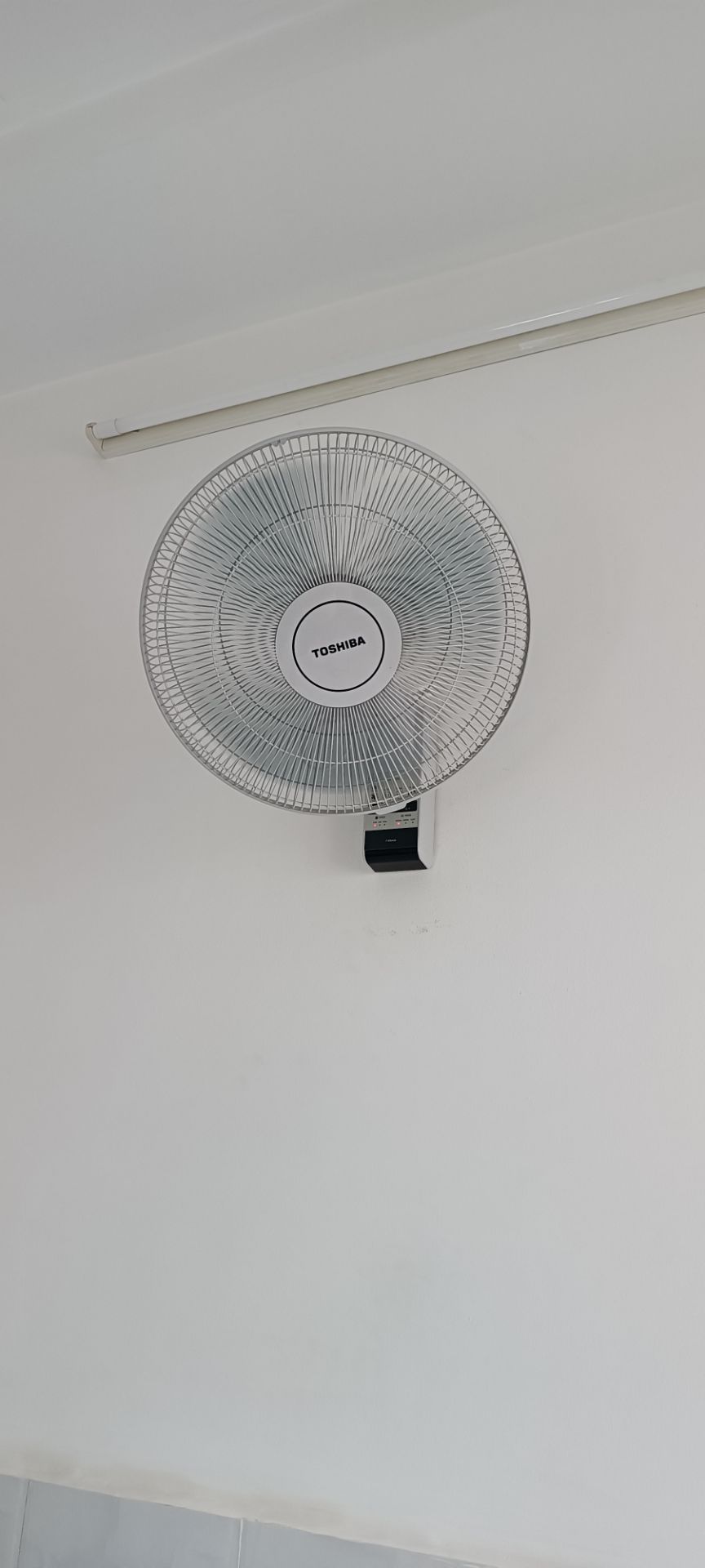 Thùng đóng gói móp méo. 
Quạt chắc chắn, nhìn hơi cổ cổ. 
Quạt mát nhưng số 1 thì đỡ ồn, số 2-3 khá ồn. không phù hợp để phòng ngủ. 
Remote thiết kế rất *** ngốc nghếch, không có nút Power riêng biệt mà tích hợp luôn vào nút Speed. Nếu đang bật quạt số 1 thì phải bật lên số 2, số 3 rồi mới tới số Tắt quạt. 
Có lẽ do mẫu quạt này cổ nên cũng không tự ghi nhớ chế độ hoạt động trước nên sau khi tắt quạt (đang để chế độ quay) bật lại thì quạt đứng yên, phải bấm thêm nó Swing thi quạt mới quay. 
Tóm lại, quạt này xài khá phiền và có cảm giác khó chịu do thiết kế điều khiển khá ngốc. Thùng đóng gói móp méo. 
Quạt chắc chắn, nhìn hơi cổ cổ. 
Quạt mát nhưng số 1 thì đỡ ồn, số 2-3 khá ồn. không phù hợp để phòng ngủ. 
Remote thiết kế rất *** ngốc nghếch, không có nút Power riêng biệt mà tích hợp luôn vào nút Speed. Nếu đang bật quạt số 1 thì phải bật lên số 2, số 3 rồi mới tới số Tắt quạt. 
Có lẽ do mẫu quạt này cổ nên cũng không tự ghi nhớ chế độ hoạt động trước nên sau khi tắt quạt (đang để chế độ quay) bật lại thì quạt đứng yên, phải bấm thêm nó Swing thi quạt mới quay. 
Tóm lại, quạt này xài khá phiền và có cảm giác khó chịu do thiết kế điều khiển khá ngốc.