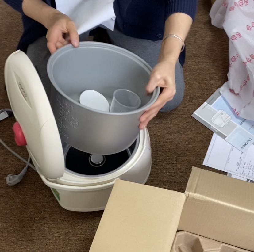 Phần nhựa bên ngoài nhìn ko được chắc chắn, dây điện liền ko tháo ra được rất rườm rà, lại ko có cái hứng nước khi mở lắp, ruột nồi cơm thì mỏng và nhẹ, ko ưng cho lắm.