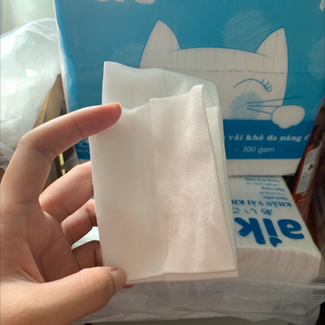 Khăn khô đa năng dùng lau cho bé sơ sinh rất thích, vải mịn thấm nước nhanh. Gói bự siêu rẻ thay vì dùng bịch khăn giấy ướt, rất tiết kiệm! các mẹ có bé sơ sinh nên mua ạ!!