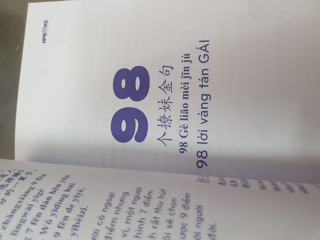 bìa sách có hơi dơ nhưng ko ảnh hưởng bên trong, ko sao nhưng mong muốn bên kho quản sách kĩ hơn