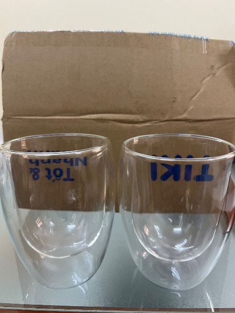 Một cái thấp hơn cái kia, đáy cốc ko phẳng bị cập kênh, có vết nứt trên miệng