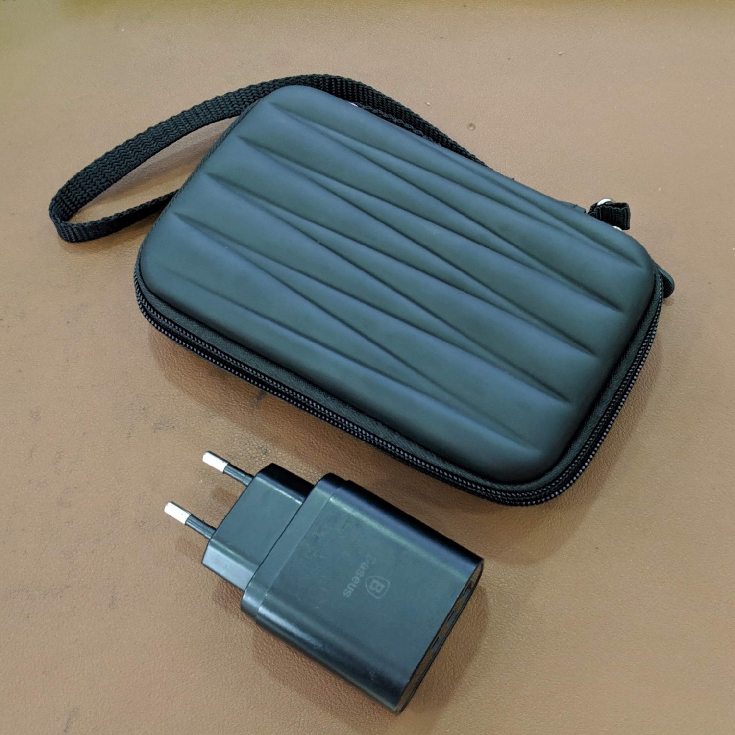 Sau khi đọc review của 1 bạn bên dưới về hộp PHD và hộp PHL này thì mình quyết định mua mẫu PHL do mình cần tính năng chống nước & chống ẩm cho phụ kiện. Vừa nhận hàng sáng nay thì có một số nhận xét sau:
Ưu điểm:
- Túi rất đẹp, vỏ dày và chắc chắn, dây kéo cũng to và kéo mượt.
- Có dây móc để cầm hoặc treo.
- Bên trong có lưới và thun ràng giúp tránh đồ đạc bị lộn xộn.
Nhược điểm:
- Vỏ làm bằng chất liệu PU, tuy chống thấm chống buội nhưng lo ngại sau thời gian sử dụng sẽ bị bong tróc.
- Kích thước mô tả trên sản phẩm là kích thước vỏ ngoài, vốn khá dày và có form bo tròn góc, nên sức chứa thực tế không đạt 15x10x3.5cm. Trong hình mình chụp chỉ đựng vừa pin anker powercore ii bản slim (dài 13.7cm).
Kết luận: Đây vẫn là sản phẩm tốt trong tầm giá cho nhu cầu đựng ổ cứng di động hoặc phụ kiện như pin dự phòng, cáp sạc,... giúp quản lý phụ kiện gọn gàng hơn, bảo quản tốt hơn. Tuy nhiên hy vọng hãng ORICO sẽ có những mẫu hộp lớn hơn một chút để chứa được nhiều hơn. Như trong hình là mình không thể nhét thêm củ sạc vào vì đã hết chỗ. Sau khi đọc review của 1 bạn bên dưới về hộp PHD và hộp PHL này thì mình quyết định mua mẫu PHL do mình cần tính năng chống nước & chống ẩm cho phụ kiện. Vừa nhận hàng sáng nay thì có một số nhận xét sau:
Ưu điểm:
- Túi rất đẹp, vỏ dày và chắc chắn, dây kéo cũng to và kéo mượt.
- Có dây móc để cầm hoặc treo.
- Bên trong có lưới và thun ràng giúp tránh đồ đạc bị lộn xộn.
Nhược điểm:
- Vỏ làm bằng chất liệu PU, tuy chống thấm chống buội nhưng lo ngại sau thời gian sử dụng sẽ bị bong tróc.
- Kích thước mô tả trên sản phẩm là kích thước vỏ ngoài, vốn khá dày và có form bo tròn góc, nên sức chứa thực tế không đạt 15x10x3.5cm. Trong hình mình chụp chỉ đựng vừa pin anker powercore ii bản slim (dài 13.7cm).
Kết luận: Đây vẫn là sản phẩm tốt trong tầm giá cho nhu cầu đựng ổ cứng di động hoặc phụ kiện như pin dự phòng, cáp sạc,... giúp quản lý phụ kiện gọn gàng hơn, bảo quản tốt hơn. Tuy nhiên hy vọng hãng ORICO sẽ có những mẫu hộp lớn hơn một chút để chứa được nhiều hơn. Như trong hình là mình không thể nhét thêm củ sạc vào vì đã hết chỗ.