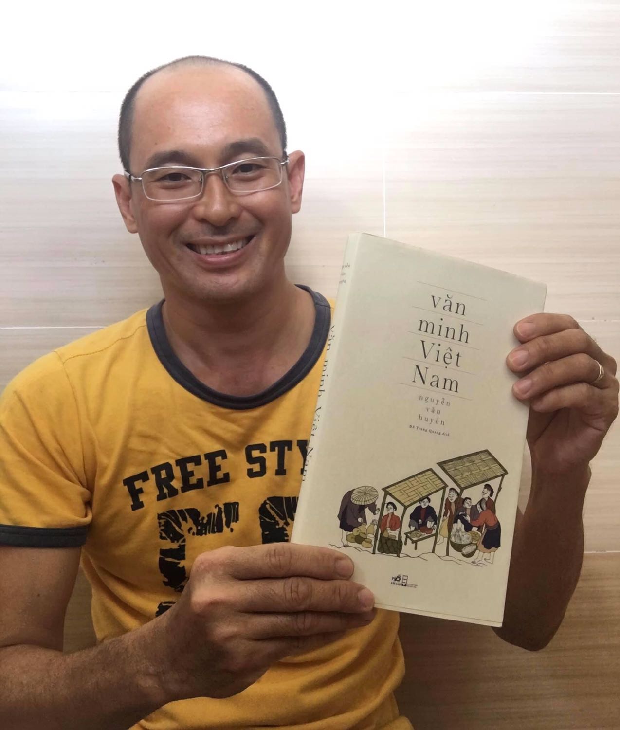 Đã được đọc trước!

Đọc để thấy lịch sử còn nhiều mơ hồ nhưng cũng không thiếu những sự kiện, diễn tiến rõ ràng chân thực.

Đọc để thấy dân tộc VN có một quá trình dựng nước và giữ nước hào hùng. Dân tộc VN đúng có "tinh thần thượng võ", Anh ngữ gọi là "war-like" mình thấy chính xác, cái tinh thần "war-like" nó ăn vô gene của người Việt cho đến nay luôn rồi.!
(Ra đường va quẹt nhẹ, hay "nhìn đểu" cái rồi biết he)

Nhưng cũng đừng quá tự hào khi có quá nhiều cuộc chiến chết chóc đẫm máu trong suốt chiều dài lịch sử. Có tìm hiểu lịch sử VN mới thấy rõ ràng VN có thể tránh được nhiều cuộc chiến lớn, chung quy do bởi tầm nhìn hạn hẹn và cái tính "war-like" đó. Từng có một vị lãnh đạo của Thái Lan phát ngôn rằng đất nước họ lại tự hào không phải đánh đuổi đế quốc sừng sỏ nào cả...
Đúng là may mắn thay cho dân tộc họ.!

Mấy vị làm công việc đặt tên đường vô đây xem xem, có nhiều vị anh hùng, chí sĩ, trí thức,.. đã trãi qua hàng trăm hàng ngìn năm nhưng chưa thấy được chọn đặt tên đường, lại chọn đâu nhiều tên lạ lạ mới mới mới mới... Gì cũng vậy, cạn đìa mới biết lóc trê, lịch sử minh chứng mới hê tên đường chứ!