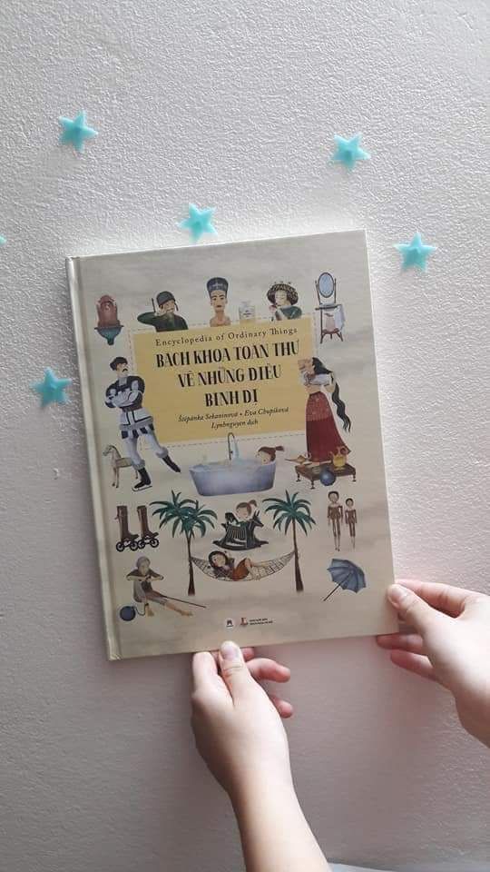 mình săn sale được cuốn này 15k nên rất vui khi sách về nguyên vẹn. sách được bọc cẩn thận, chất lượng tốt, bìa cứng nên rất đẹp, chất giấy bóng và có nhiều hình ảnh xinh xắn nên rất cuốn hút. nội dung là về lịch sử hình thành và phát triển của những vật dụng hàng ngày như mũ, tất, ô, giày dép...