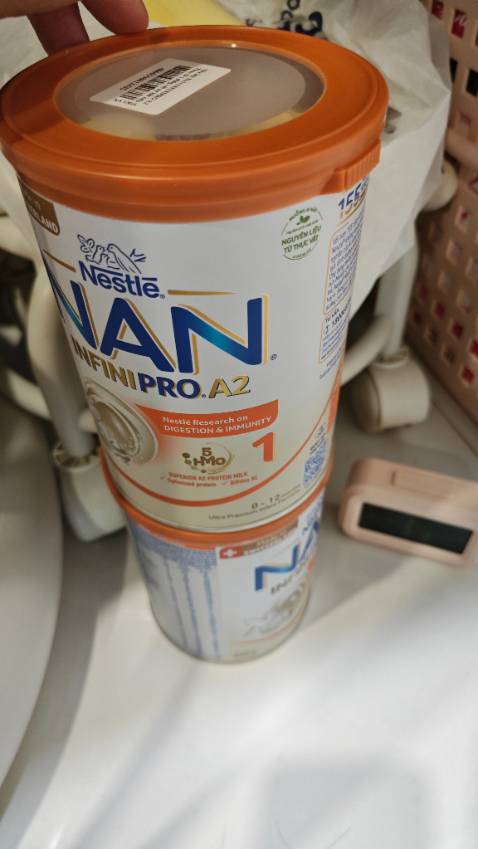 nhận hàng khui hàng đánh giá sơ bộ bên ngoài là rất tốt, đóng gói hẳn hoi, có chống sốc

chất lượng: bé vẫn đang uống hiệu này nên không có gì đặc biệt

hạn sử dụng mới: sản xuất 06/24 date tới 2026