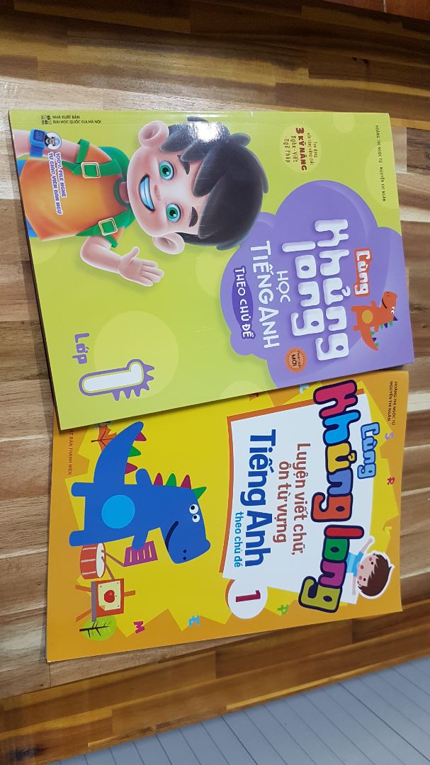 Về nội dung, giáo trình đơn giản, dễ hiểu, trình bày đẹp, file nghe rõ ràng, rất phù hợp cho các em mới bắt đầu học tiếng Anh.
GT còn tặng kèm sticker rất dễ thương cho các em nữa.
Nên mua kèm vở "Cùng khủng long luyện viết chữ ôn từ  vựng".
Về dịch vụ, Tiki giao hàng nhanh, đóng gói cẩn thận, có bọc bookcare càng đẹp. 
Nói chung rất ưng ý. Về nội dung, giáo trình đơn giản, dễ hiểu, trình bày đẹp, file nghe rõ ràng, rất phù hợp cho các em mới bắt đầu học tiếng Anh.
GT còn tặng kèm sticker rất dễ thương cho các em nữa.
Nên mua kèm vở "Cùng khủng long luyện viết chữ ôn từ  vựng".
Về dịch vụ, Tiki giao hàng nhanh, đóng gói cẩn thận, có bọc bookcare càng đẹp. 
Nói chung rất ưng ý.