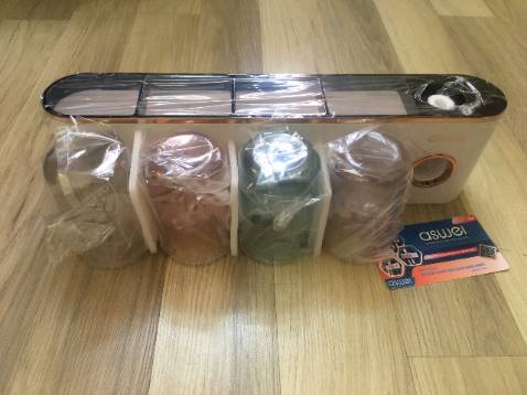 ✪✪✪✪✪ Bộ Dụng Cụ Nhả Kem Đánh Răng ASWEI:
✓ 100% là hàng chính hãng.

✓Thiết kế rất đẹp, đường viền mạ ánh vàng làm điểm nhấn cho sản phẩm.

✓ Chất liệu thân kệ và cốc làm từ vật liệu nhựa tốt. Đã kiểm tra cốc bằng nước nóng rất OK.

✓ Lắp đặt mình thấy đơn giản ( thuộc dạng dùng miếng dán tường chịu lực). Phía trên có hộc để đồ, để được những vật dụng nhỏ tiện lợi. Bám chắc và chịu lực tốt nên cũng yên tâm. 

✓ Kệ được tích hợp bộ nhả kem tự động nên tiện lợi hơn các mẫu khác, tất cả gói gọn vào 1 thân kệ.

✓ Thời gian giao hàng nhanh. Mình đặt tikinow nên hơn 1h là nhận được hàng luôn.

✓ Đóng hàng cẩn thận

✓ Sản phẩm có kèm hướng dẫn bằng tiếng Việt và 1 số lưu ý khi sử dụng nên rất hài lòng về phong cách phục vụ từ hãng ASWEI.

✓ Tặng shop và tiki 5 sao về chất lượng sản phẩm cũng như dịch vụ chăm sóc khách hàng chu đáo.

✓ Mua hàng chính hãng từ gian hàng chính hãng nên vô cùng yên tâm về chất lượng, dịch vụ hậu mãi, cũng như giá cả phù hợp nhất.

✓ Nói chung đây là mẫu sản phẩm có mẫu mã đẹp, bắt mắt.... nên mua nha mn.....