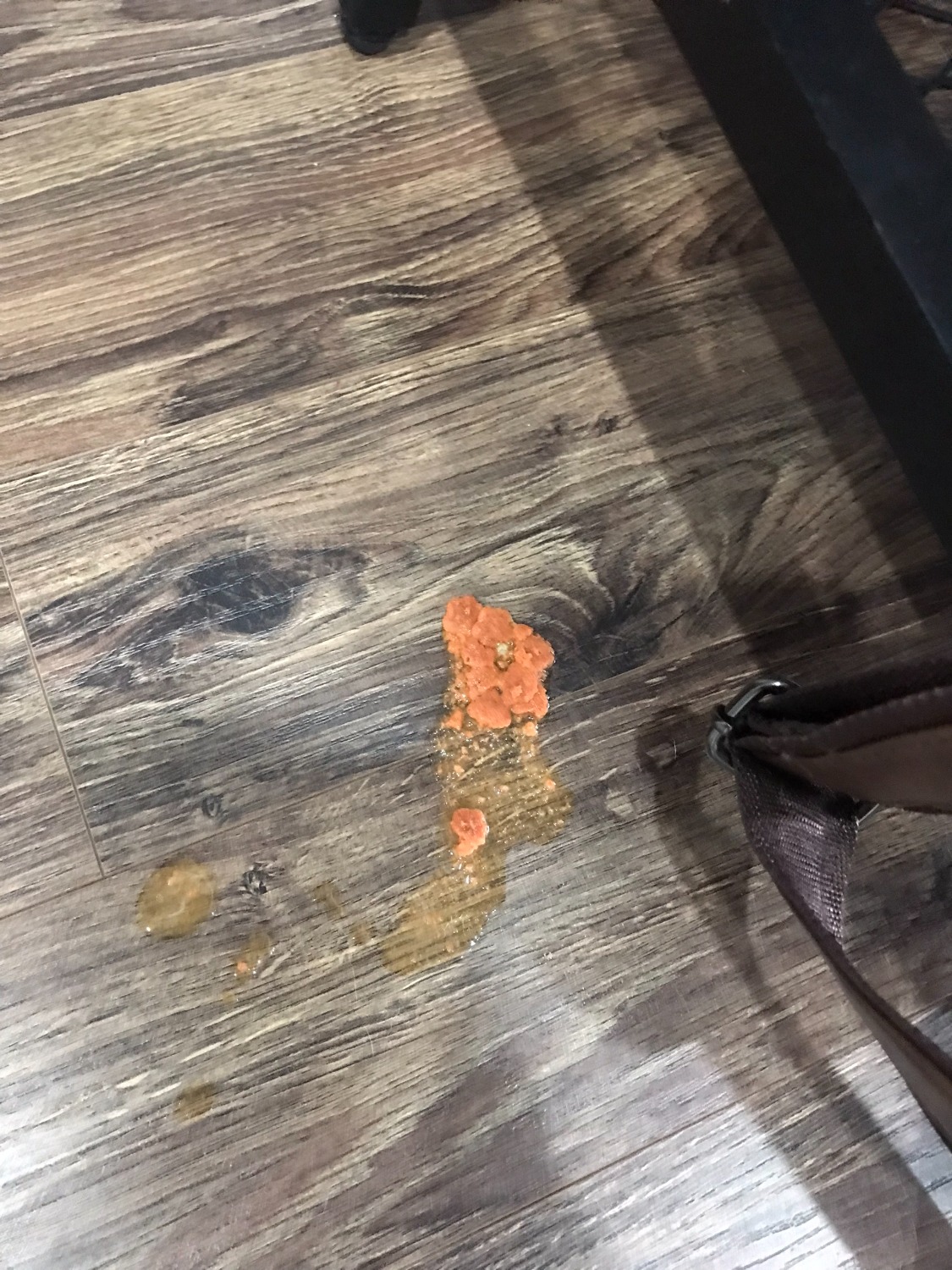 Nhà mình có 7 bé mèo lận, để dự trữ đủ cho các bé ăn trong Tết, mình đã mua 1 lần 2 bao 7kg luôn. Không hiểu sao các bé ăn bị nôn mửa liên tục nhiều lần. Các bé đã ăn hết nửa bao mình cho ngưng luôn không dám cho ăn tiếp, giờ còn 1 bao nguyên seal mình để đó đợi hết Tết vào Tiki đổi giúp mình hiệu khác hoặc hoàn tiền lại bao mới còn lại giúp mình.