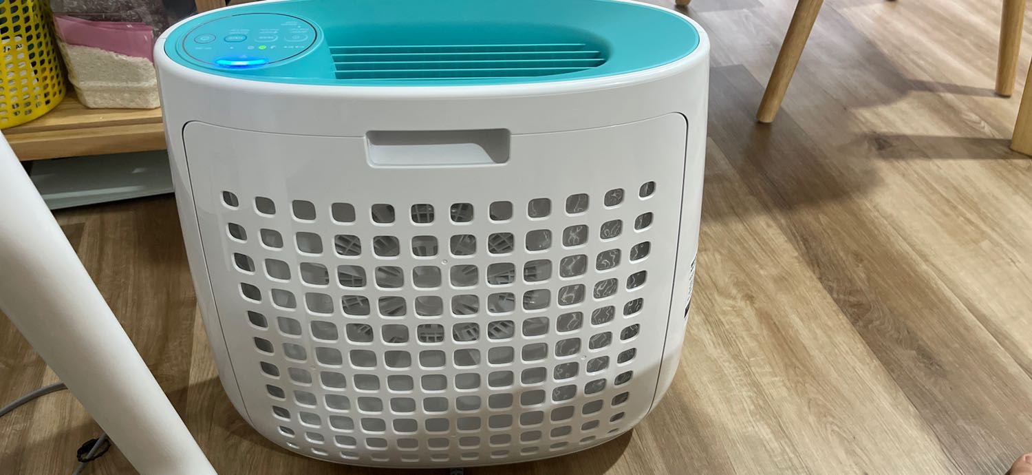 Mình mới mua được 2 ngày, sử dụng thấy cũng ok. Nhưng mà thiết nghĩ nếu có phòng ngủ riêng thì nên mua nha. Còn mà ở căn hộ kiểu studio, nấu ăn trong phòng thì nên cân nhắc. Tại có miếng hepa hút mùi, bữa mình lỡ chiên đồ ăn giờ cái miếng đấy hút hết mùi vào miếng đấy, giờ cái máy nó thải ra toàn mùi dầu ăn ?. K biết chữa cách nào cả... thay miếng hepa mới hở ?