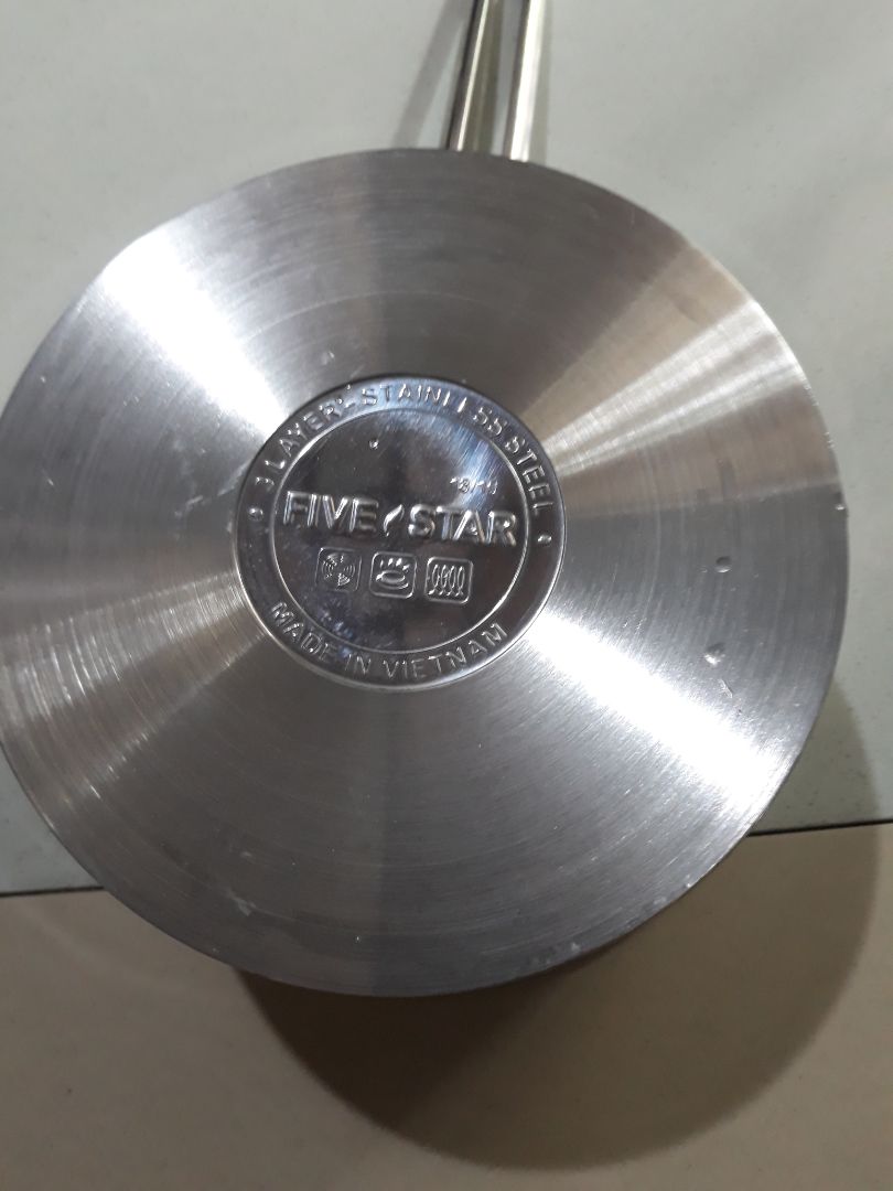 Nồi đẹp tuyệt, dày, cầm nặng tay. Mình đang nấu thử nhưng có vẻ rất tốt. Nói thật là mình hơi băn khoăn khi đọc các phản hồi ko hài lòng ở dưới nên yêu cầu shiper cho kt hàng. Không có gì che hết mọi người ạ. À mà khi rửa thì đúng là nước đọng trong nắp thật nhưng để nghiên một lúc thì hết thôi. Còn vít nắp có bị gỉ ko thì chắc dùng lâu mới biết đc.