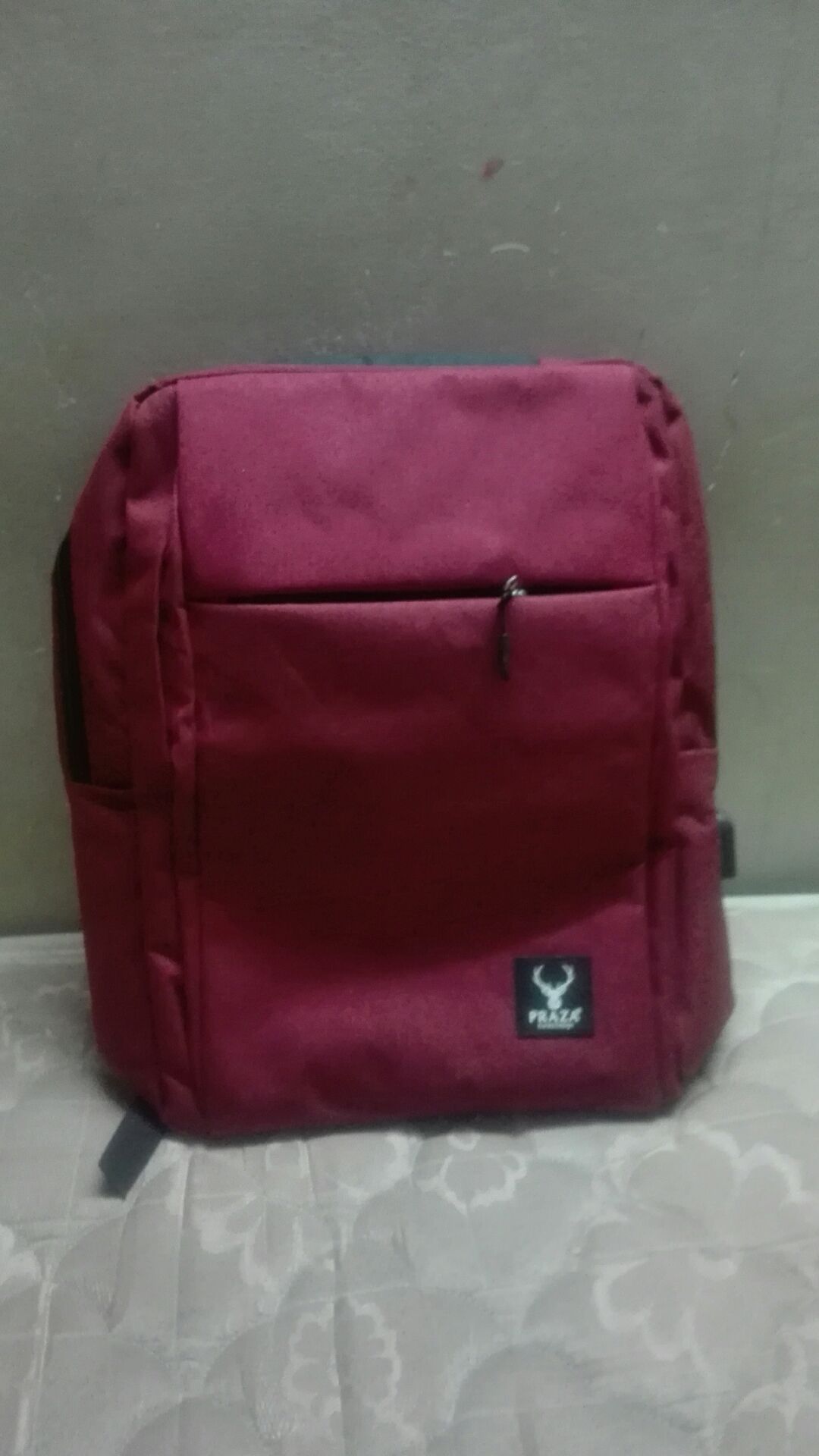 màu không được như trong hình balo khá rộng nên gần như hình vuông hơi thô nên phù hợp cho bạn nào cần mang nhiều đồ... giao hàng nhanh chóng