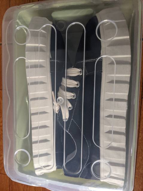 Hộp nhựa khá lỏng lẻo, dễ vỡ. Size giày 39 để hộp này phải để ngang mới vừa. Khoá cũng lỏng, không chắc chắn cho lắm, nếu mn mua thì nên mua size to hơn.