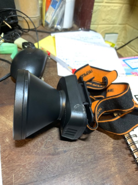 Anh chị có thể vui lòng đổi lại giúp tôi không ạ? Tôi cần để đi xa dài ngày. Cái này tôi xài thử có 3 ngày, mỗi ngày 1 giờ mà pin đã yếu rồi.