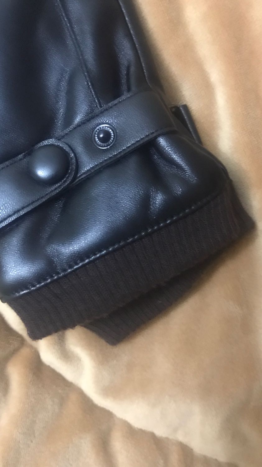 Mấy hôm rét mua đc đôi găng tay đi. Thấy chất da khá là mềm. Có cúc để điều chỉnh to nhỏ cố tay cho nam và nữ đều dùng đc ấy. Đường may dày dặn, chắc chắn nhé, k thấy chỉ thừa. Cho 5 sao còn lại chưa dùng chưa biết độ bền.