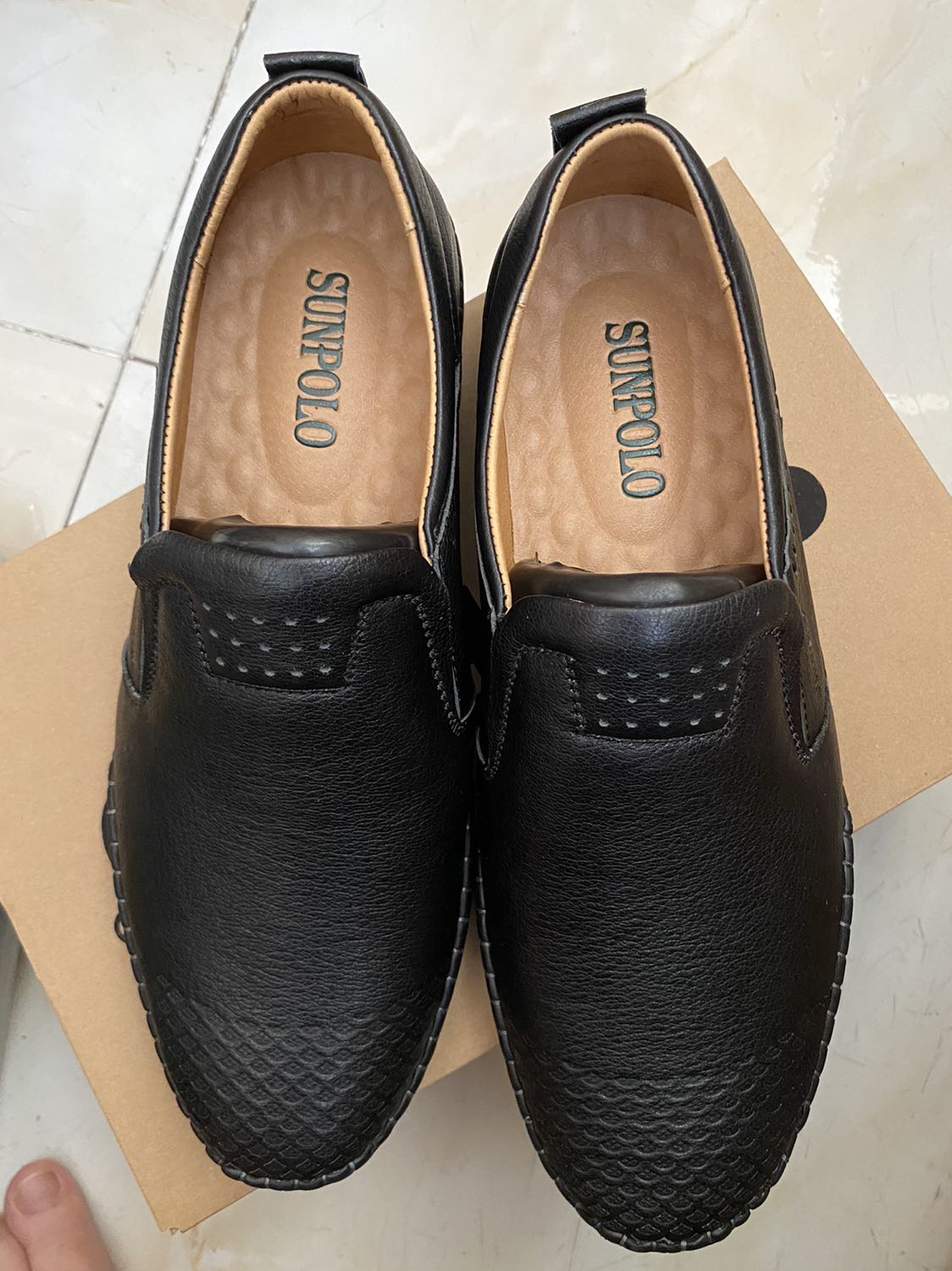 Dầy dặn êm chân. Giầy ở ngoài giống với hình quảng cáo👍