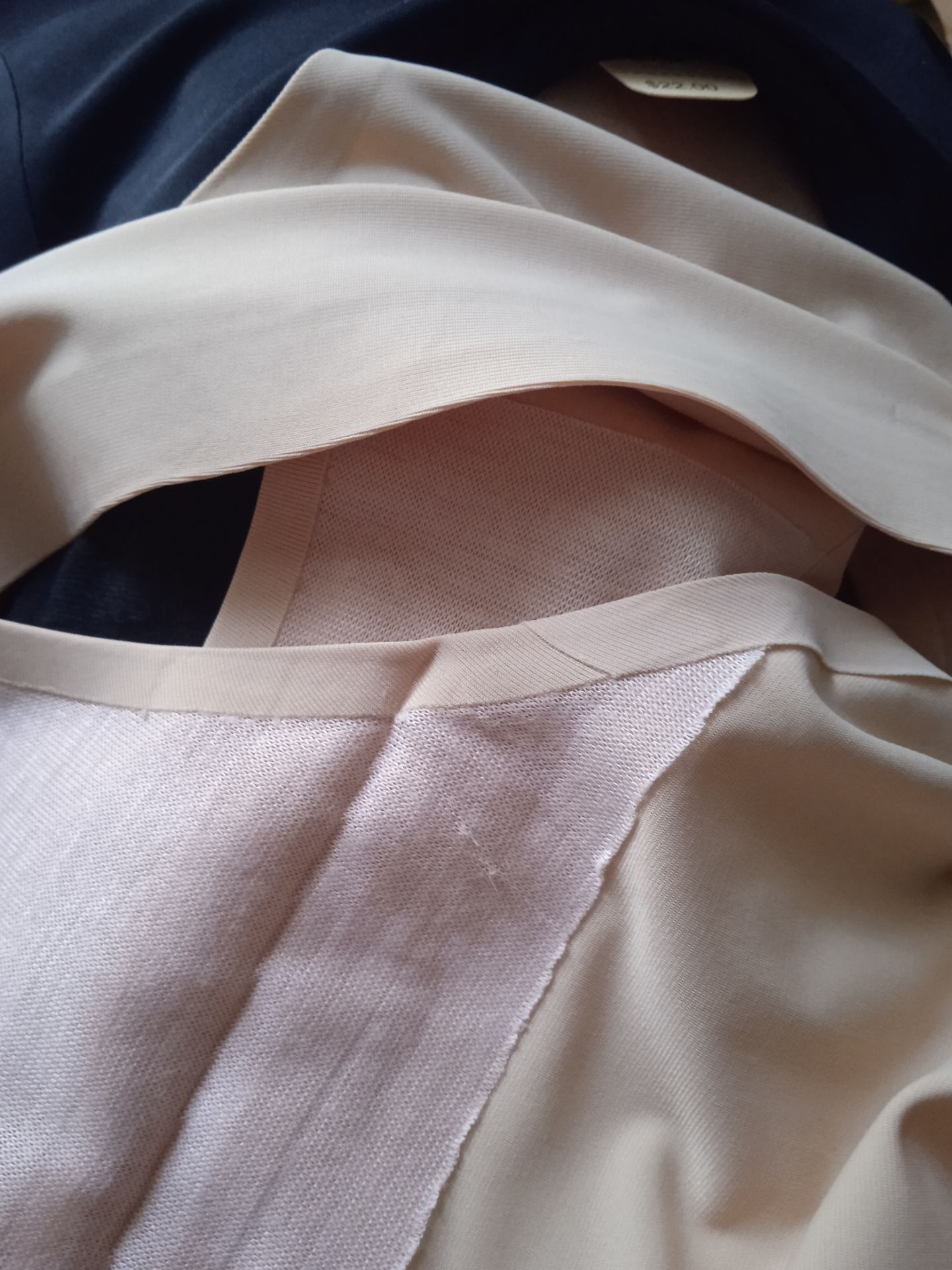 Giao đúng, đủ ,nhưng dính keo rất nhiều, khi tách ra làm tơi chỉ ,quần đúc su nhưng thật ra là dán bằng keo ,vết cắt hơi bị cẩu thả, nhìn kỹ hình ảnh, thật ra làm t thất vọng ,lần đầu tiên mua của shop ,nhưng nói chung tất cả chỉ ổn thôi !