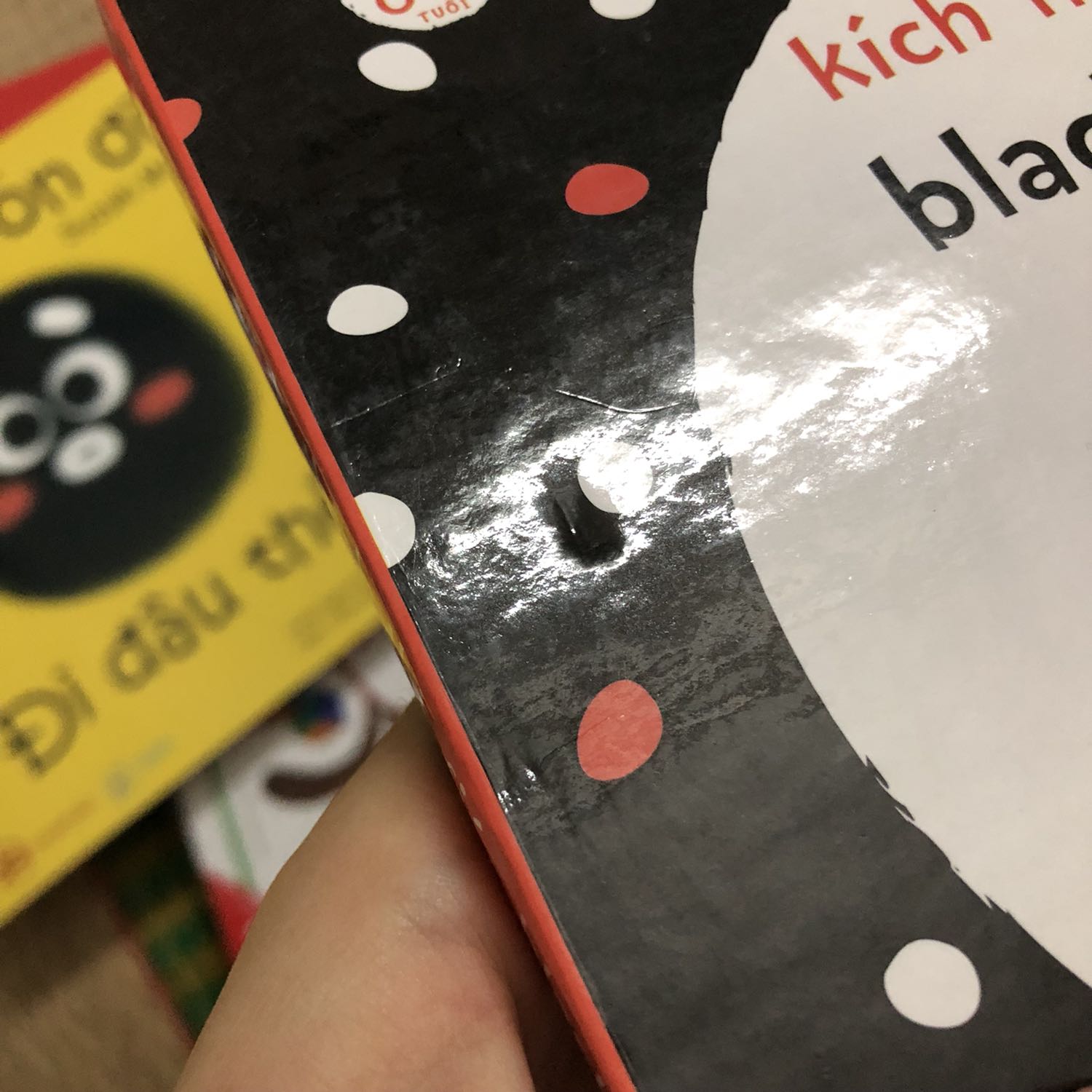 Sách mua cho bé sơ sinh, góc sách bị cấn nhiều làm mình hơi buồn tẹo. Giao hàng nhanh.