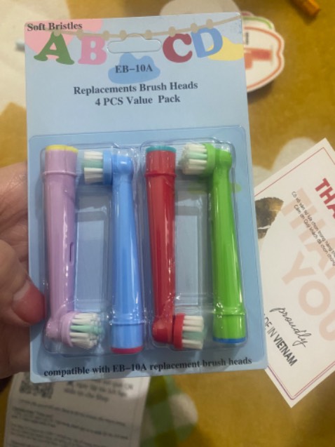 Bàn chải cho bé màu sắc đẹp, mình đã từng dùng sp thấy tốt và quay lại mua. Shop còn tặng cả bút xinh xắn nữa. Tks shop!!!