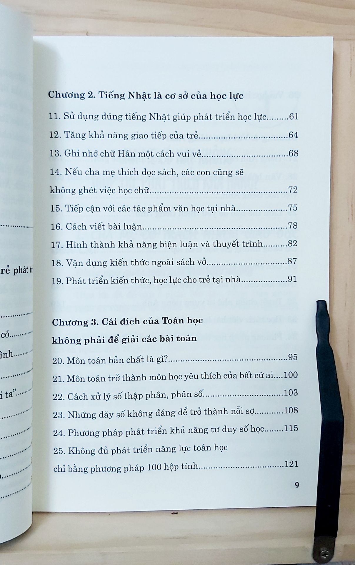 "Theo Peter Frankl mỗi em bé đều là duy nhất, vì thế khi nuôi dạy và tập trung phát triển năng lực của bé, hãy nhớ rằng: Đừng so sánh con mình với con người khóc bởi mọi sự so sánh đều là khập khiễng. Để không tạo sức ép cho con và cho chính bản thân mình, hãy lấy chính con mình làm cột mốc và đánh giá sự phát triển của con, so với chính con tuần trước, tháng trước, năm trước. Cải khó nhất đối với những đứa trẻ là việc cho mẹ liên tục thay đổi phương châm giáo dục. Con bạn nhất định sẽ bất an về điều đó. Ví dụ, sau khi xem chương trình ti vi, bọn bắt con mình học tiếng Anh vì nghĩ rằng tương lai sau này chúng rất cần tới tiếng Anh. Khoảng hai tháng sau, do bị ảnh hưởng bởi một cuốn sách, bạn bắt con bỏ học tiếng Anh để học tiếng Nhật. Hai tháng sau nữa, bạn lại bắt con bỏ tất cả để học Toán vì cho rằng, nếu vững vàng môn Toán sẽ " dễ sống " trong thời đại 4.0. Vậy thì con bạn liệu có hạnh phúc không?"
Mình biết được quyển sách này qua thầy giáo dạy toán của con, nhìn qua ko mấy ấn tượng về hình thức sách. Nhưng nội dung sách đã làm mình thay đổi cách để đồng hành cùng con. Sách hay, phụ huynh nên đọc.