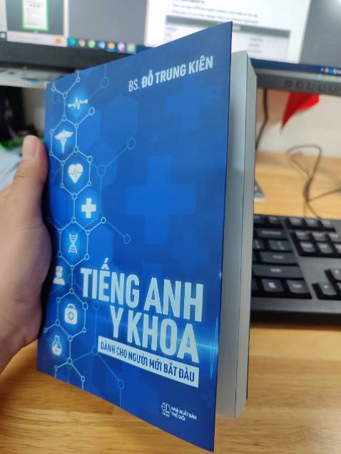 Sách hay, in đẹp. Tuy nhiên mình có 1 số góp ý sau:
1. Đối với những người đã bỏ tiền ra mua sách giấy thì nên có ưu đãi cho họ khi mua bản ebook trên Waka
2. Sách chỉ trình bày mỗi lý thuyết khô khan, ko hề có bất cứ bài tập nào ở cuối mỗi chuơng cho người đọc rèn luyện. 
3. Tác giả là sáng lập của Easymed có rất nhiều khóa học về tiếng Anh y khoa, nhưng cũng chả có ưu đãi  khóa học gì đối với những người đã mua sách