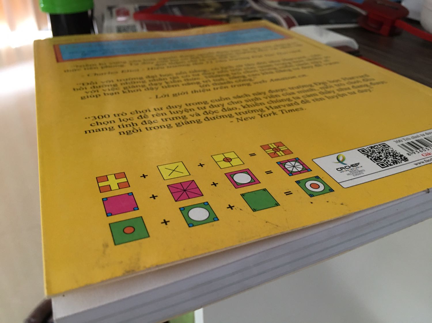 Lần này em hơi thất vọng xíu vì sách Tiki giao ở phần mặt sau bị trầy và dính bẩn khá nhiều. Phần mặt trước, chữ, thứ tự trang và màu của sách không hề bị lỗi nên em nghĩ sự cố này là do sách em mua nằm ở cuối nên bề mặt sách tiếp xúc với cái kệ khá nhiều gây ra trầy xước. Mong Tiki để ý hơn? Còn nội dung sách thì khỏi bàn nhaaa. Hay, thú vị và cải thiện tư duy rất tốt. Mọi người nên mua về để giải trí ok lắm đó!??