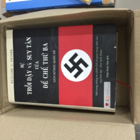 Sách hay không! Nội dung ra sao thì cũng chưa biết!
Nhưng cách đóng gói và giao hàng thì góp ý mãi vẫn thế. Không bọc chèn lót trong hộp làm sách móp méo hư hỏng bìa, nhất là những cuốn bìa cứng! Rất tệ!