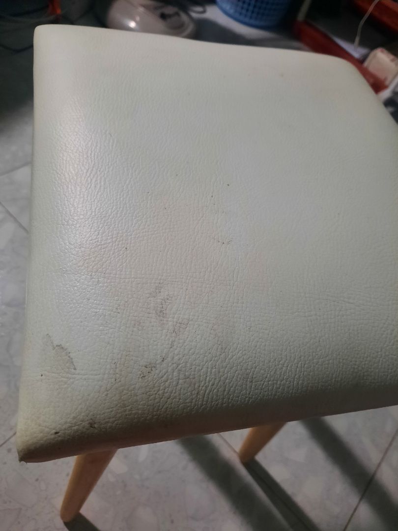 Mặt ghế rất dơ, cũ. Ghế bị trầy, chân ghé bị tuột ốc, gãy 1 bên chân ghế