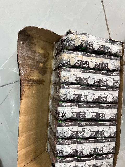 Đóng gói và giao hàng kém, bị xì hết 4 hộp và nhiều hộp móp méo