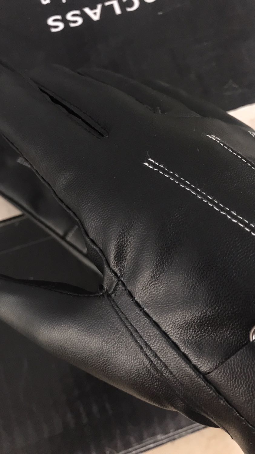 Găng tay da rất ấm áp. Lần đầu tiên mua hàng trên tiki thấy sản phẩm rất chất lượng nên viết nhận xét để mọi người tham khảo. Da rất mềm, bên trong có lớp lông ấm áp. Trời hà nội năm nay lạnh khô đeo quá là ấm luôn. Nhưng kẻ cả mưa thì cũng chỉ cần lau qua đi là ok rồi. Không lo ươt như găng tay vải. Cảm ứng điện thoại thì cứ gọi là trơn nuột. Sản phẩm tốt. Xứng đáng 5 sao.