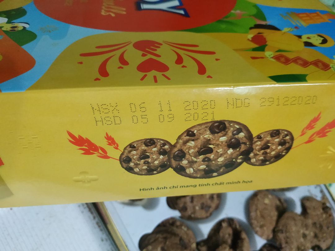 Mình đặt mua 3 hộp, 1 hộp để nhà ăn, 2 hộp mang biếu, mở 1 hộp ra thì nát bấy thế này thì không dám đem 2 hộp còn lại đi biếu luôn. Vận chuyển đi xa mà đóng gói sơ xài, không hiểu lý do gì mà nó nát bấy thế này. Bánh ngon, hạn dùng khá lâu, đóng gói kém, giao hàng nhanh. Đơn vị vận chuyển BEST Express.