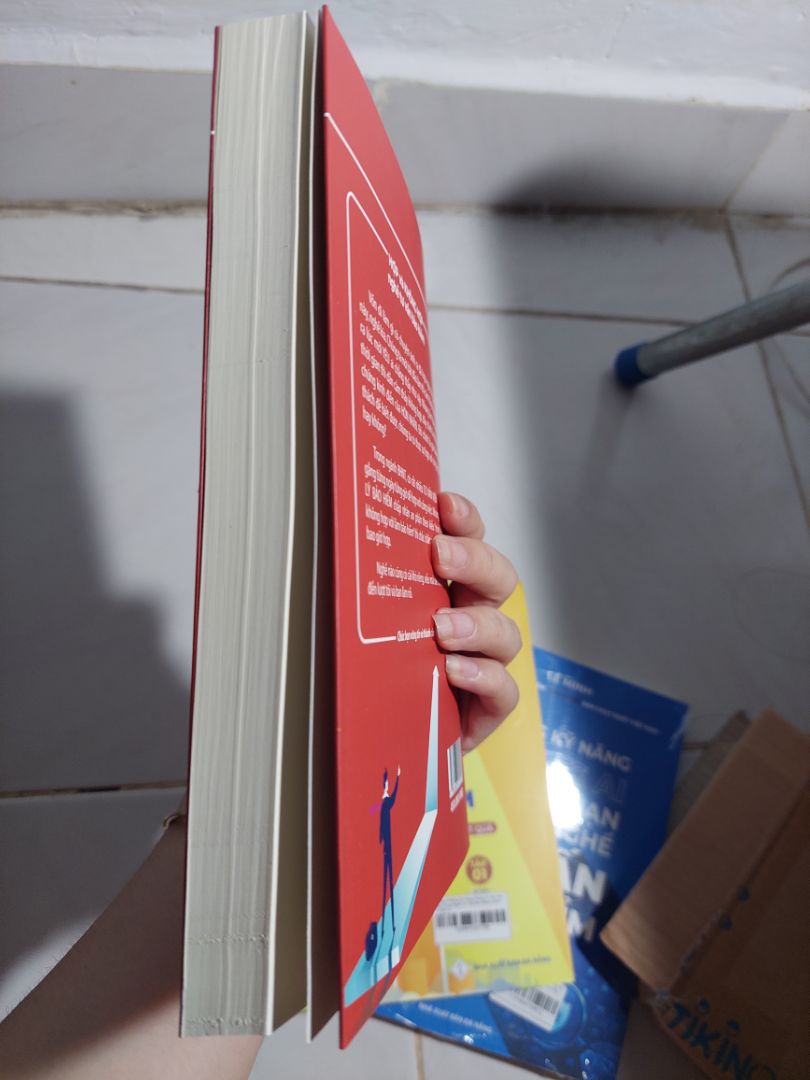 Thất vọng!
Mình mua combo 2 cuốn tập 1 và 2 và một cuốn tập 3. Nhưng khi nhận hàng mình khá bất ngờ vì hộp nhỏ, mình nghĩ bộ sách hơn 9*** phải khá to, dày nhưng khi mở ra thì kích cỡ cuốn sách không khác những cuốn sách bình thường, số lượng trang chỉ tầm tối đa *** trang mà giá tiền như thế hoàn toàn không xứng đáng.
Chưa kể combo 2 cuốn sách tập 1 và 2 chỉ được dán dính lại bằng 1 vòng băng keo, bìa sách của cuốn 1 thì bị gấp.
Mình đã tin tưởng chọn mua khi mình đọc thử vài trang trong cuốn sách. Nhưng có lẽ sau này phải cân nhắc kỹ hơn khi mua hàng.
Nội dung chi tiết thì chưa đọc nên chưa biết được.
Lần đầu tiên gặp phải trường hợp này. Quá thất vọng.