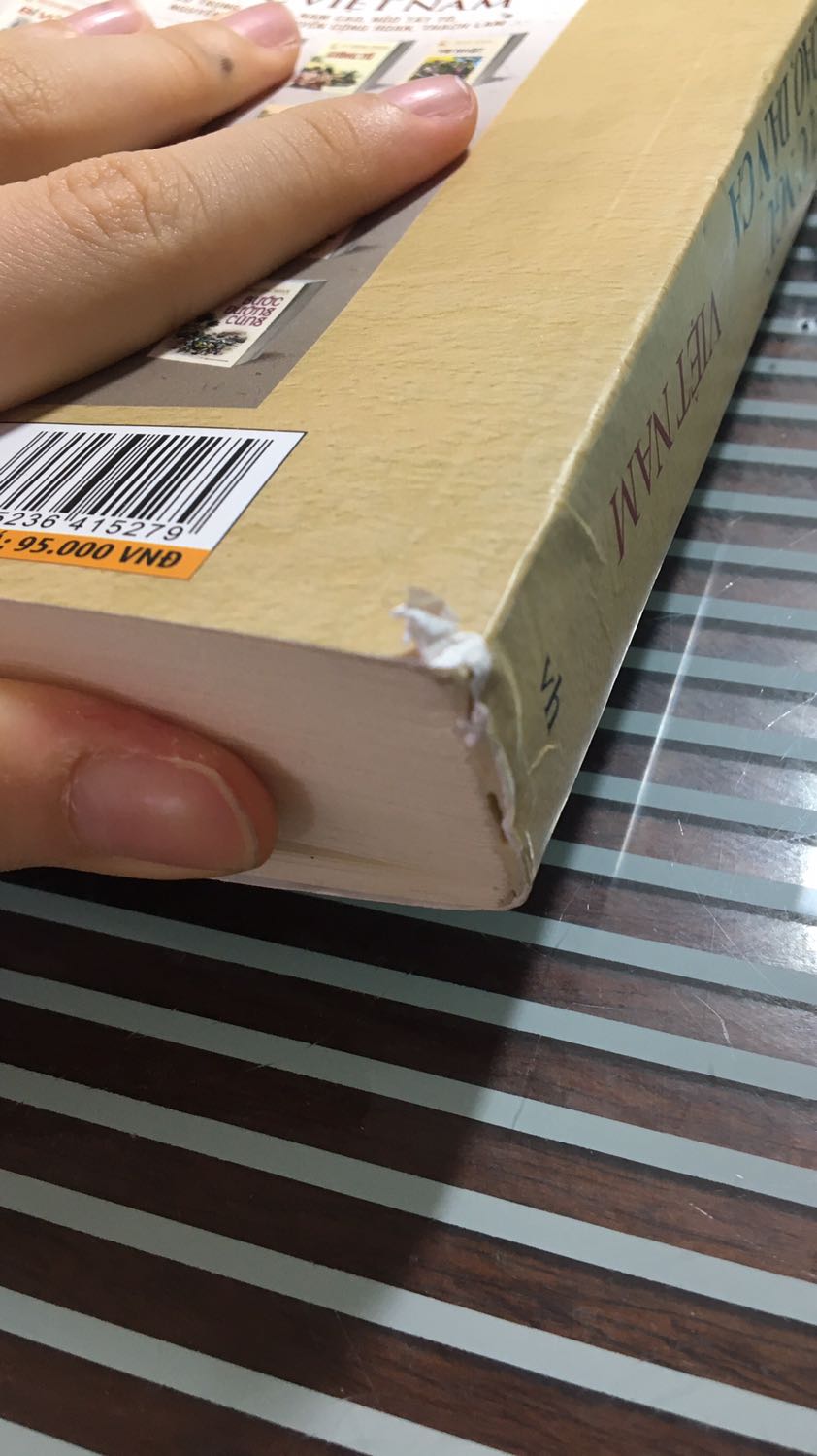 Lần này mình ko biết có phải tại sách cũ hay chất lượng bảo quản như nào mà đến tay mình thì không được như ý. Cuốn này mình mua làm tài liệu nghiên cứu mà như này chắc không bền được, lật sách mà thấy keo dán lỏng như sắp bung tới nơi. Vấn đề nữa nằm ở nội dung sách. Mục lục và nội dung trang không đồng nhất. Ví dụ phần Dân ca Nam bộ trong mục lục ghi là trang 558 nhưng thực tế thì mục này bắt đầu từ trang 551 đến trang 556.