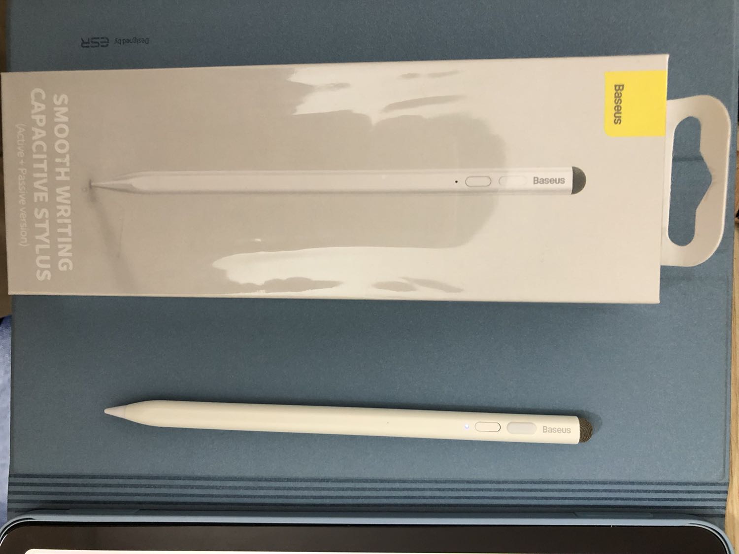- Giao hàng nhanh, đóng gói cẩn thận.
- Sản phẩm chính hãng baseus (đã check thành công). Nguyên seal, đầy đủ phụ kiện đi kèm.
- Giá ổn so với apple pencil 2.
- Viết chữ dễ dàng, liền nét và không có độ trễ (mình đánh giá rất cao việc này). Sản phẩm chỉ cần bật nguồn là dùng được, không cần mất công kết nối.
- Sản phẩm đẹp, cầm nắm tốt.
- Phần hít nam châm cạnh ipad rất mạnh, đảm bảo việc không bị rơi ngoài ý muốn, tuy nhiên để đảm bảo thì vẫn nên xỏ vảo phần xỏ bút (nếu có).
- Lúc mua hơn 550k, hôm sau check có nơi giảm còn 450k (cảm thấy mất tiền oan).