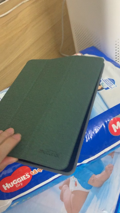 đóng gói cũng ok nhận hàng không bị móp gãy, nắp nam châm hít chặt giúp mở đóng máy