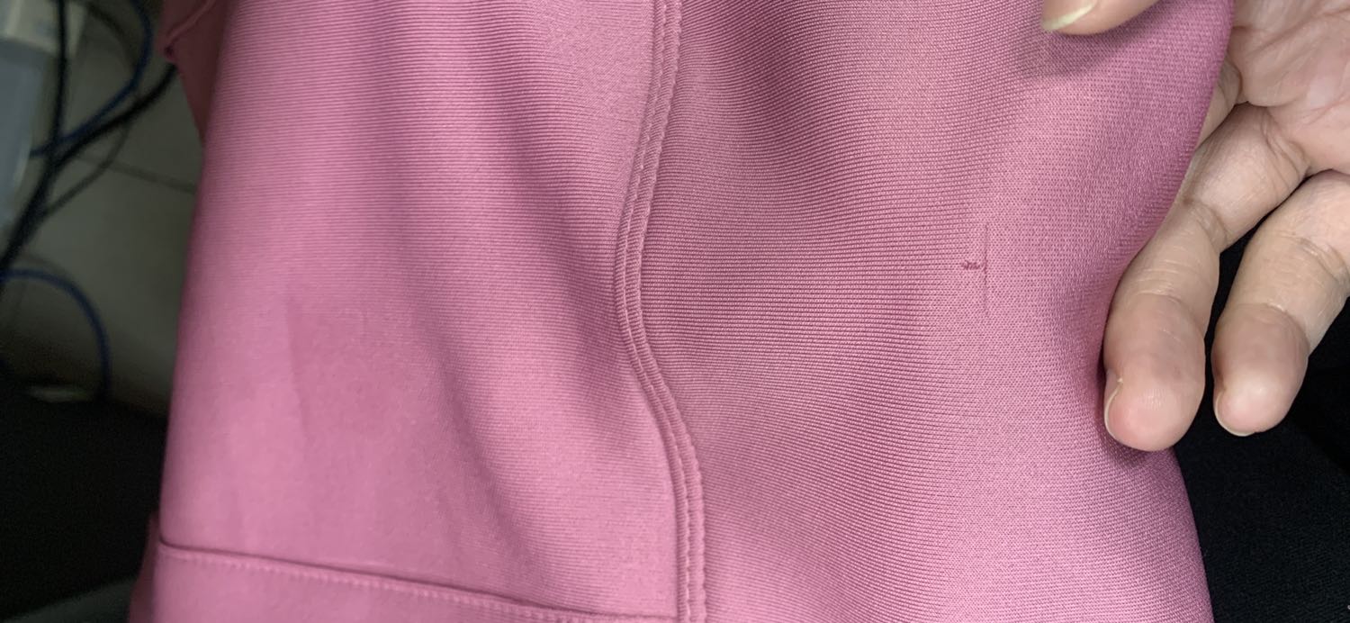 Áo vừa nhận được bị rách. Dáng mặc size L rồi mà vẫn ko có giãn tốt Áo vừa nhận được bị rách. Dáng mặc size L rồi mà vẫn ko có giãn tốt