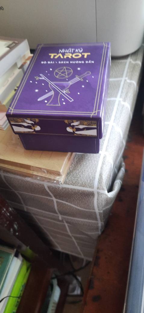 Mình nghĩ mua bộ này sẽ ổn nếu bạn chỉ mua về để sưu tập theo bộ với cuốn sách của nó. Chất liệu khó trải bài. Nội dung hình ảnh khá tối giản, mục đích của tác giả để mình nắm ý chính của lá bài. Nếu thực sự mê bộ này thì bạn có thể mua bộ gốc ở mystic house, nó xịn hơn nhiều.